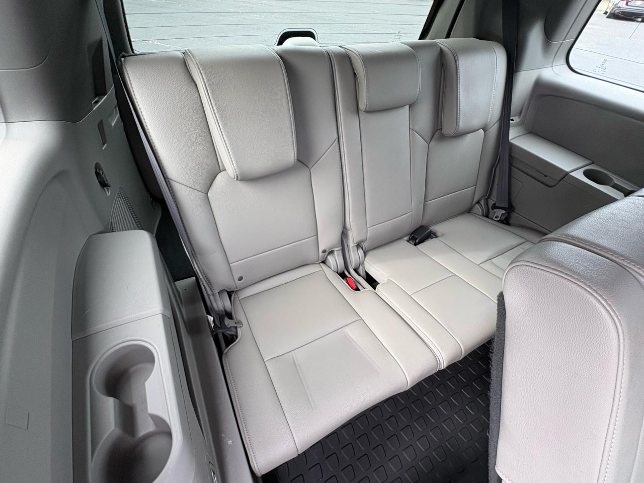 Honda Pilot Touring 4WD 5-Spd AT with DVD 2013