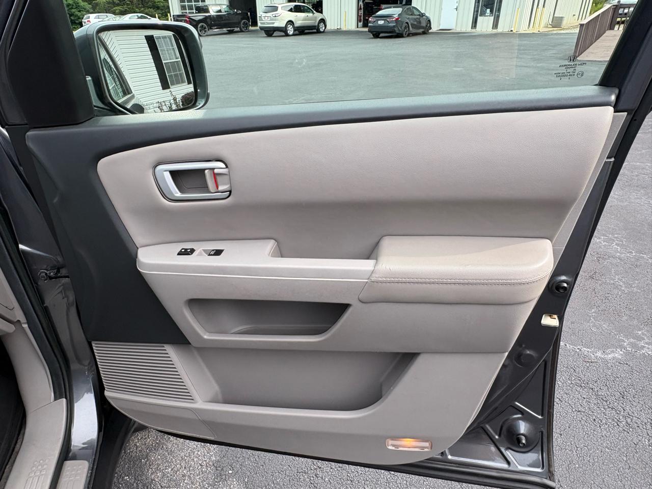 Honda Pilot Touring 4WD 5-Spd AT with DVD 2013