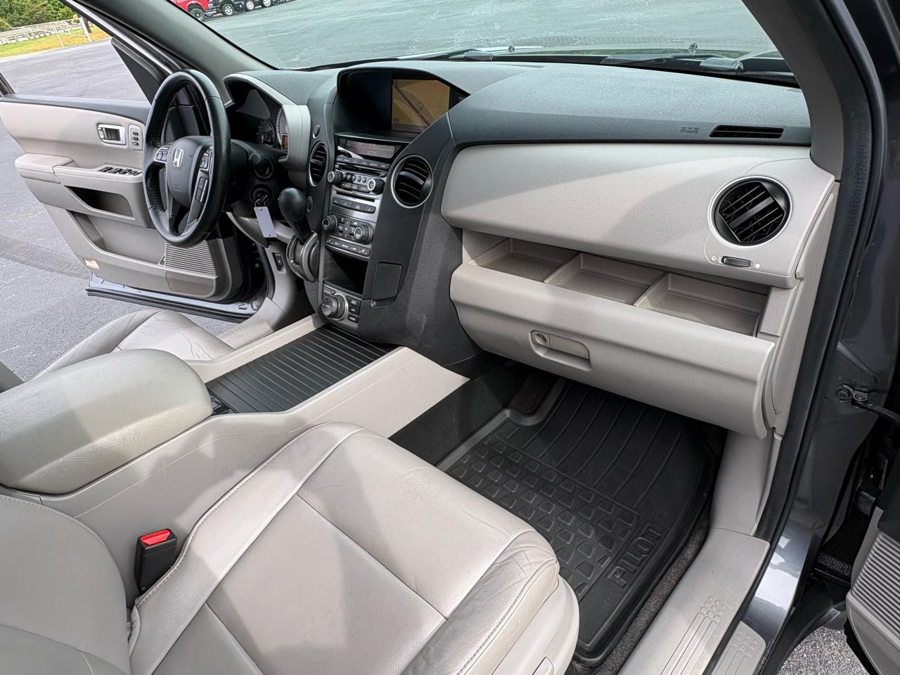 Honda Pilot Touring 4WD 5-Spd AT with DVD 2013