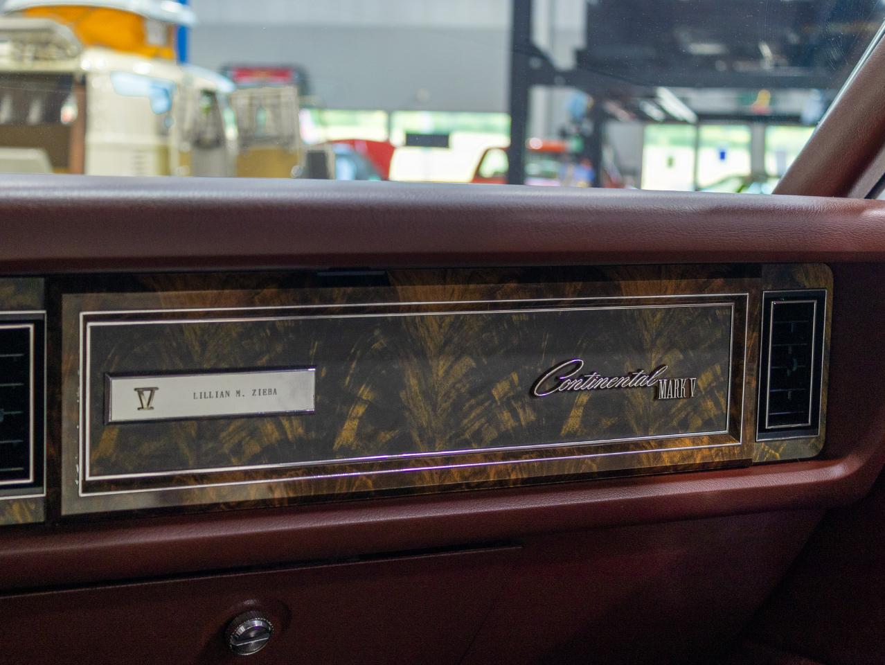 Lincoln Mark V  1977