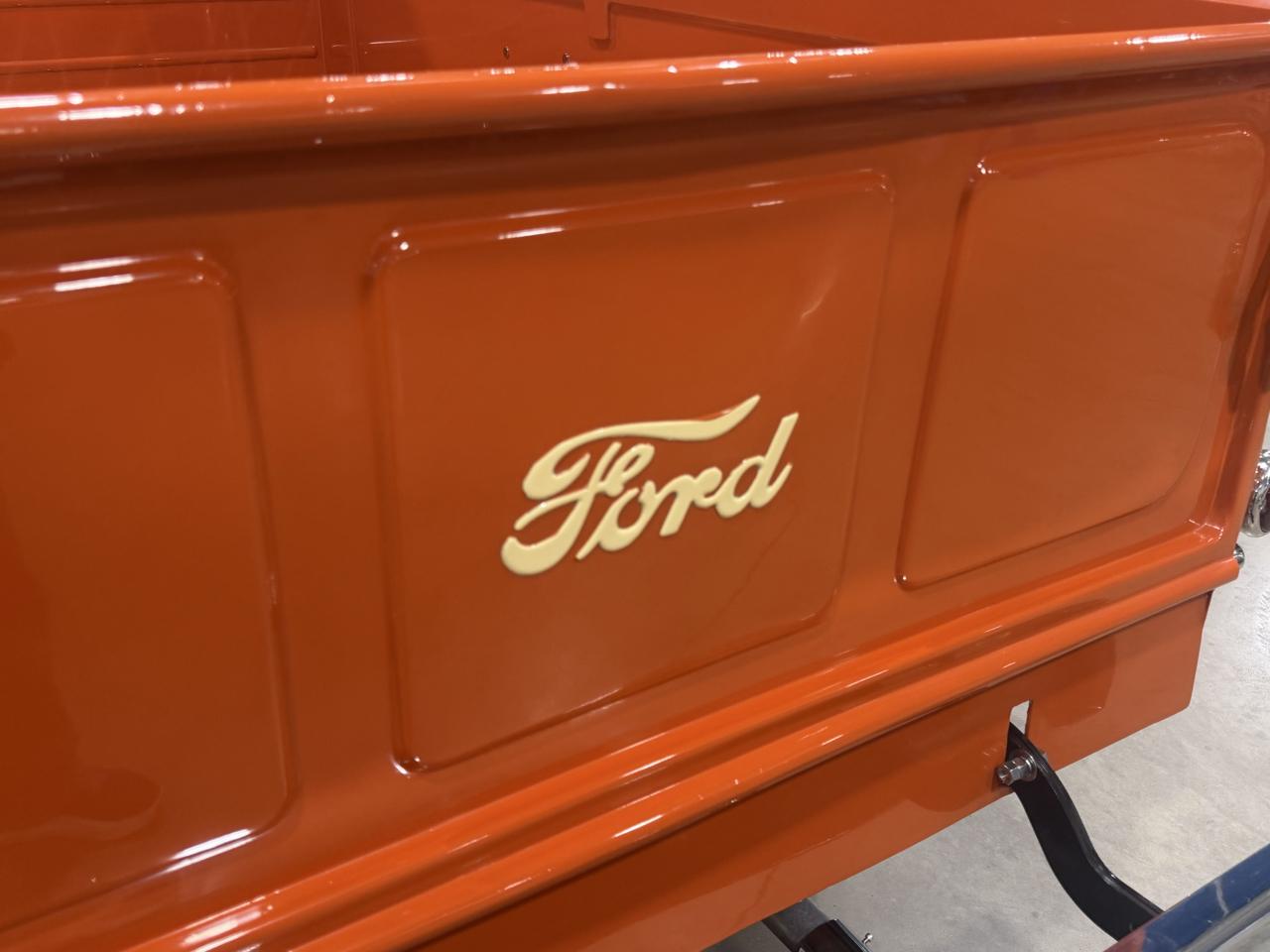 Ford 3/4 Ton Trucks  1952