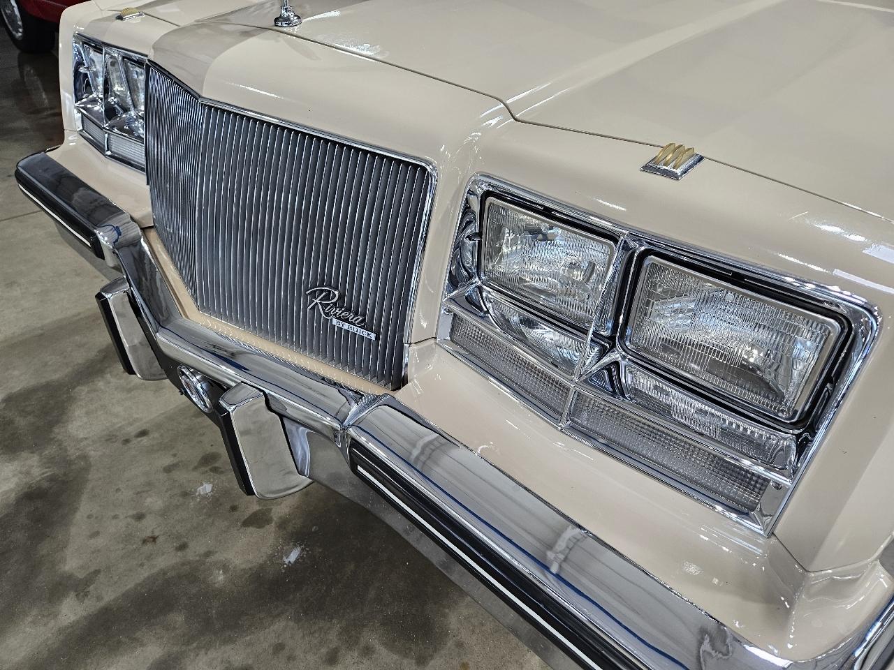 Buick Riviera  1985