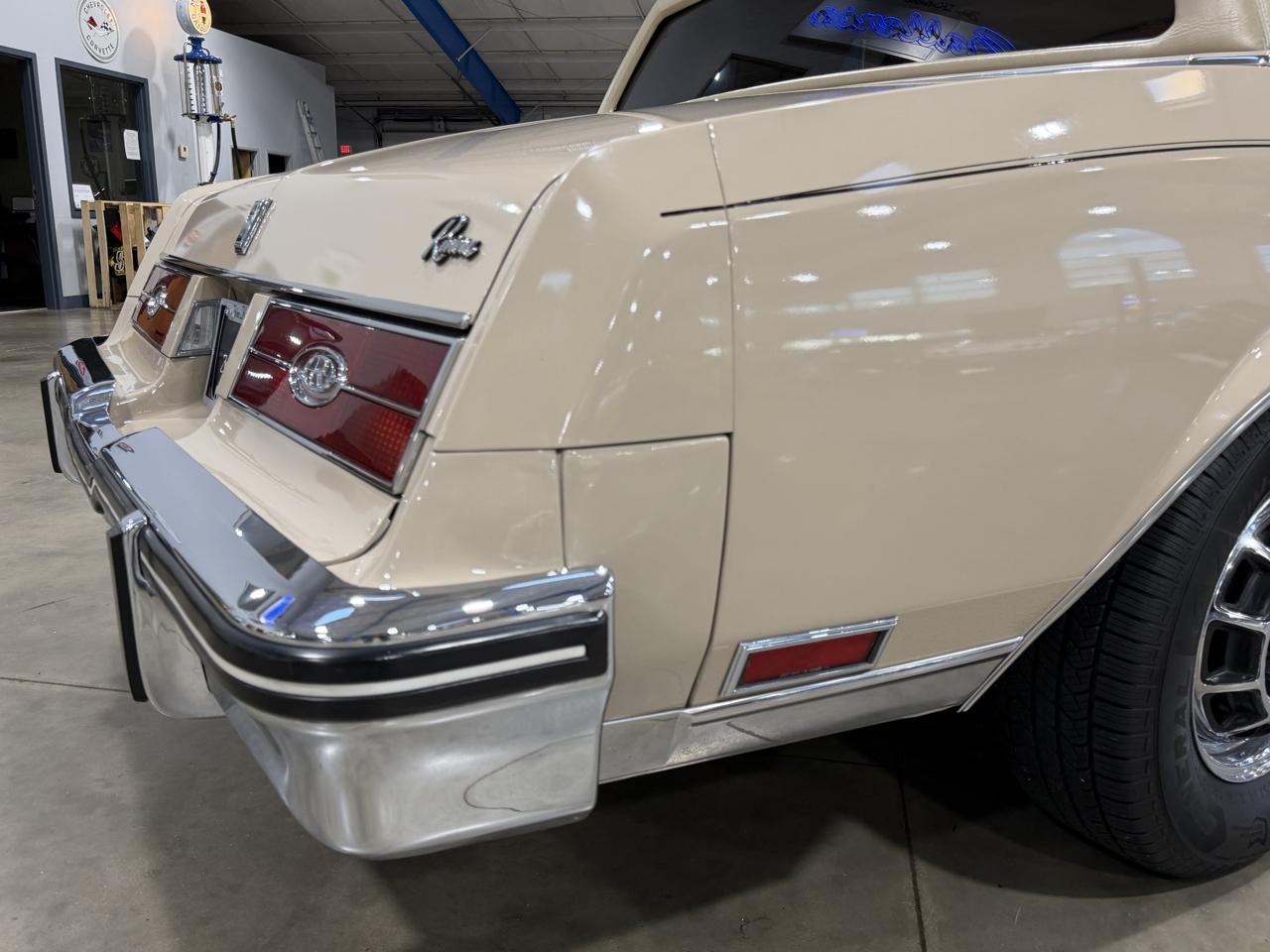 Buick Riviera  1985