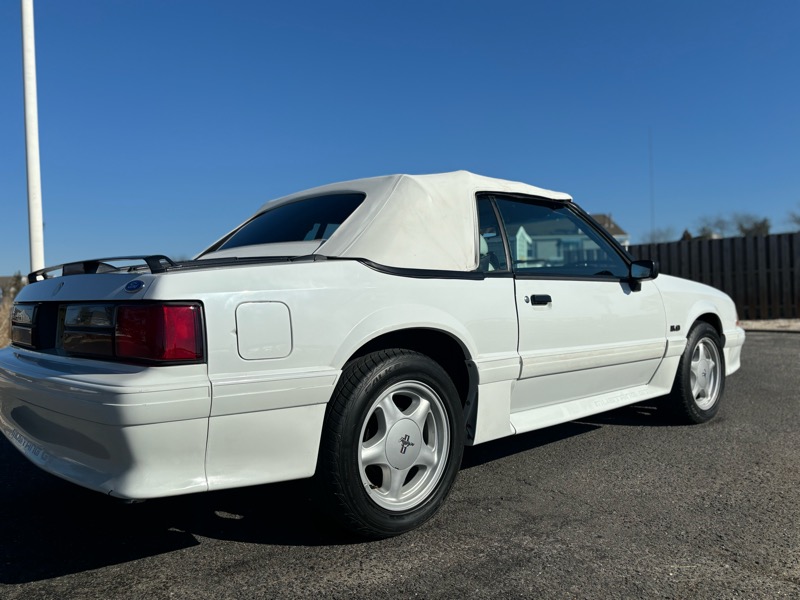 1992 Ford Mustang GT Convertible photo 3