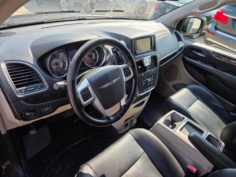 Chrysler Town & Country Touring-L 2012