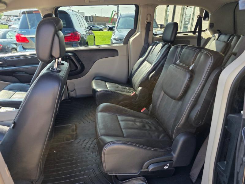 Chrysler Town & Country Touring-L 2012