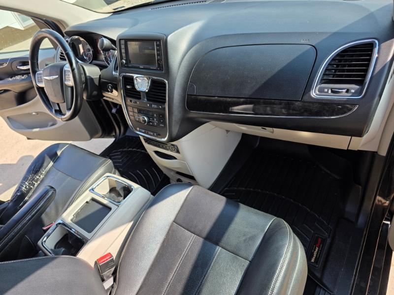 Chrysler Town & Country Touring-L 2012
