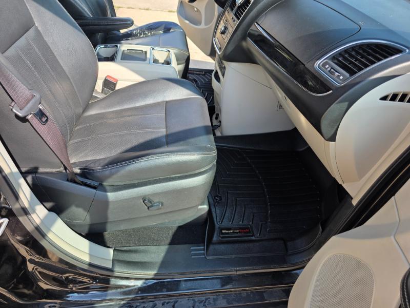 Chrysler Town & Country Touring-L 2012