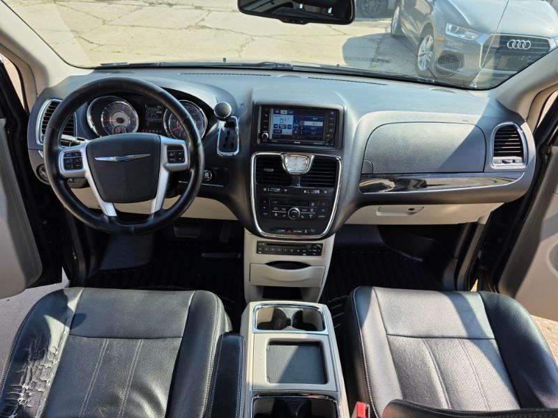 Chrysler Town & Country Touring-L 2012