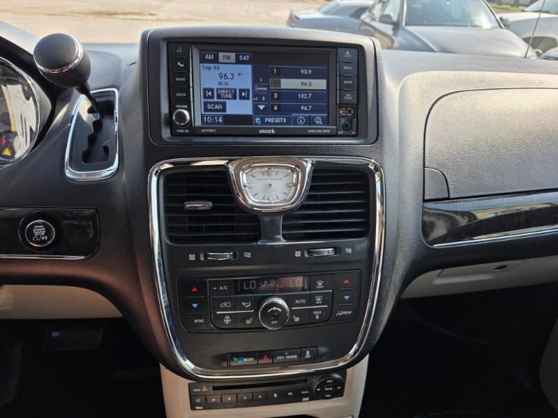 Chrysler Town & Country Touring-L 2012