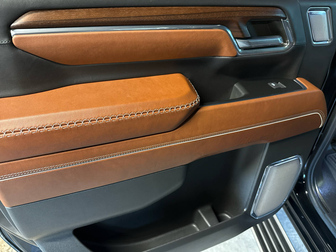 GMC Sierra 2500HD Denali Ultimate Crew Cab 4WD 2024