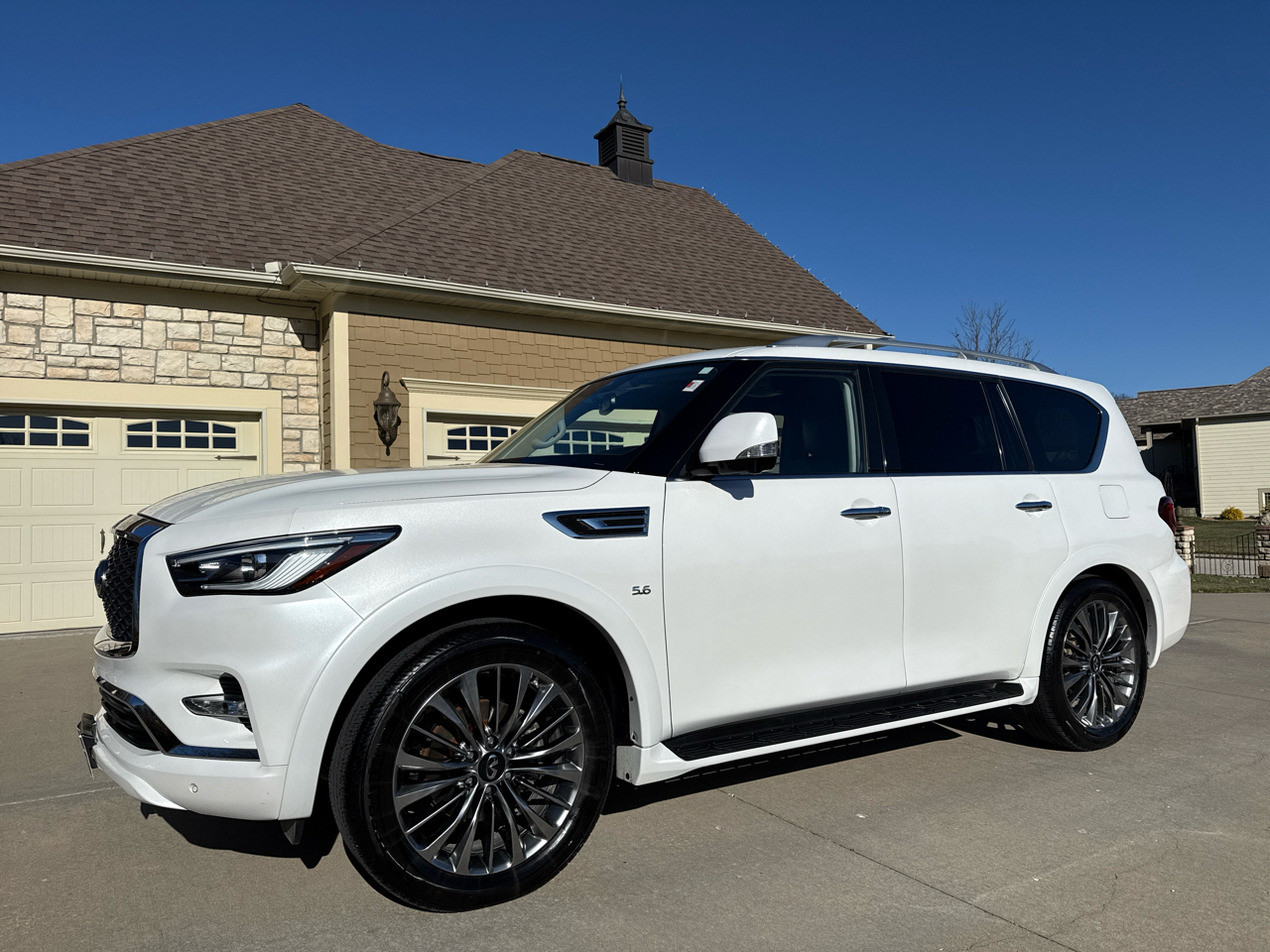 Infiniti QX80 LUXE AWD 2019