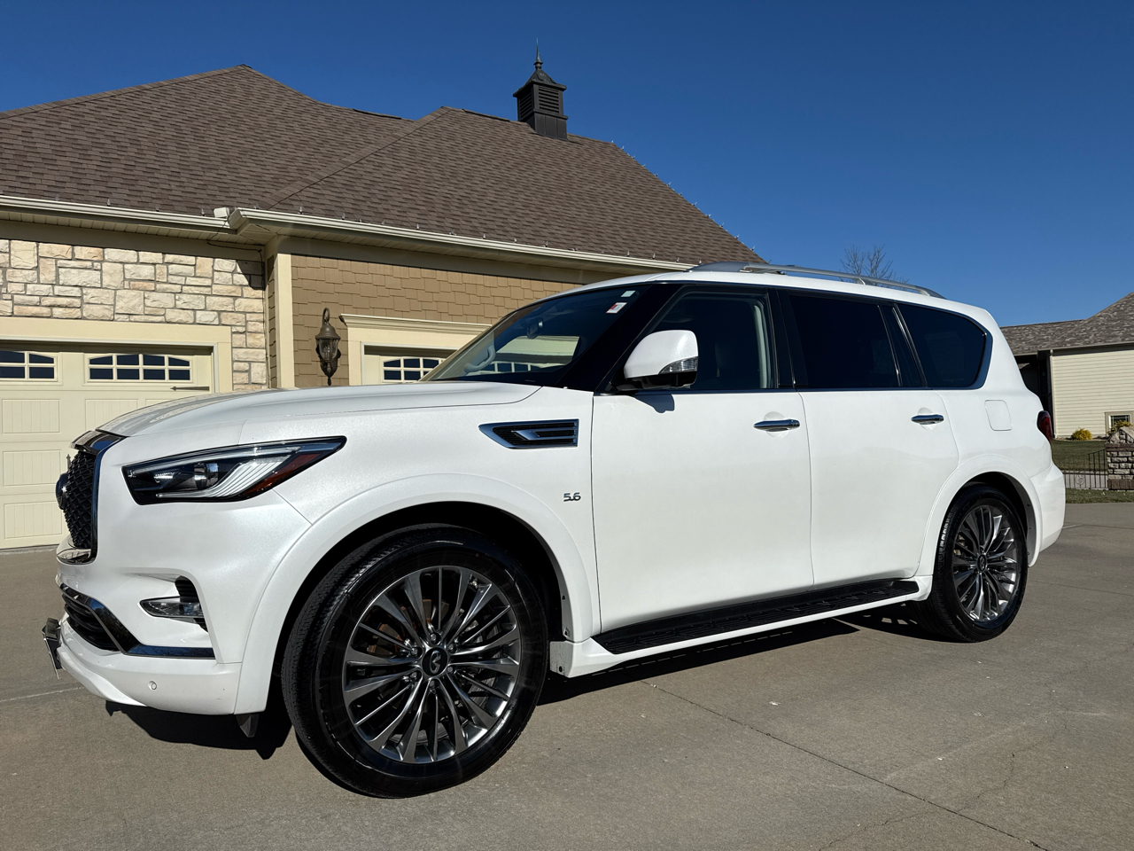 Infiniti QX80 LUXE AWD 2019