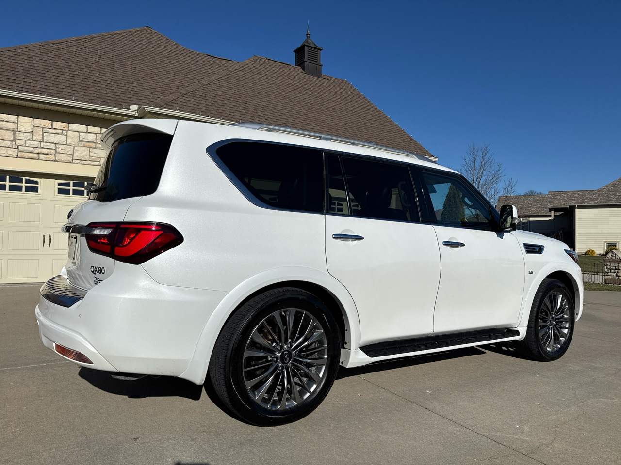 Infiniti QX80 LUXE AWD 2019