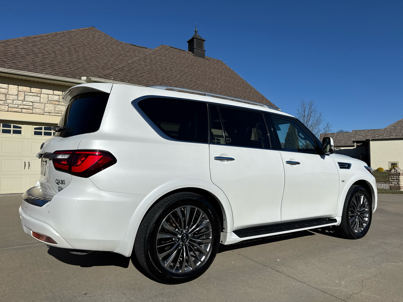 Infiniti QX80 LUXE AWD 2019