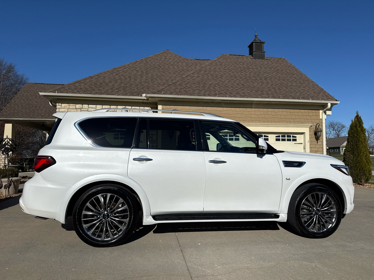 Infiniti QX80 LUXE AWD 2019
