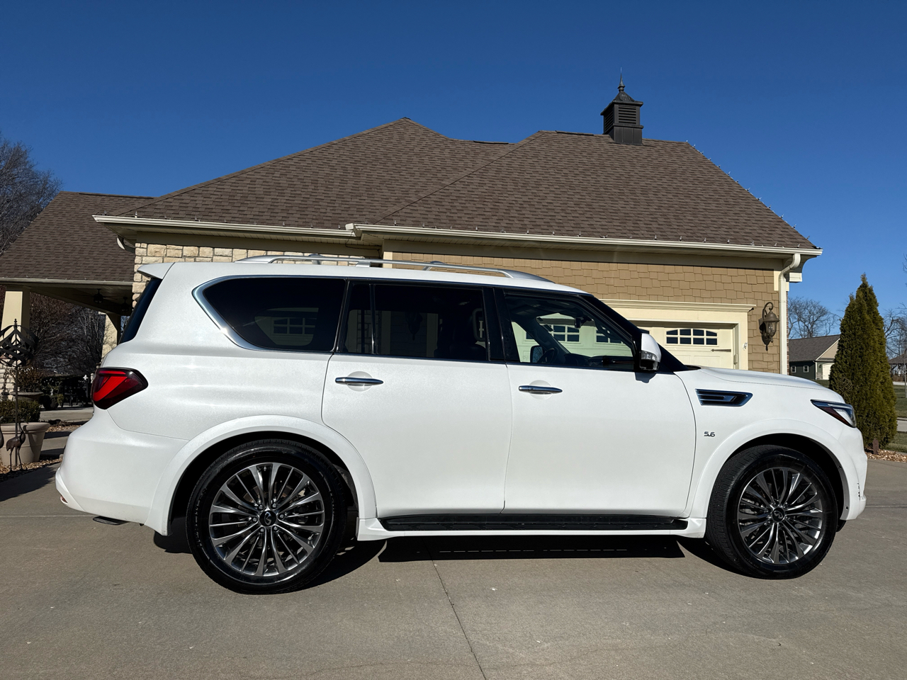 Infiniti QX80 LUXE AWD 2019