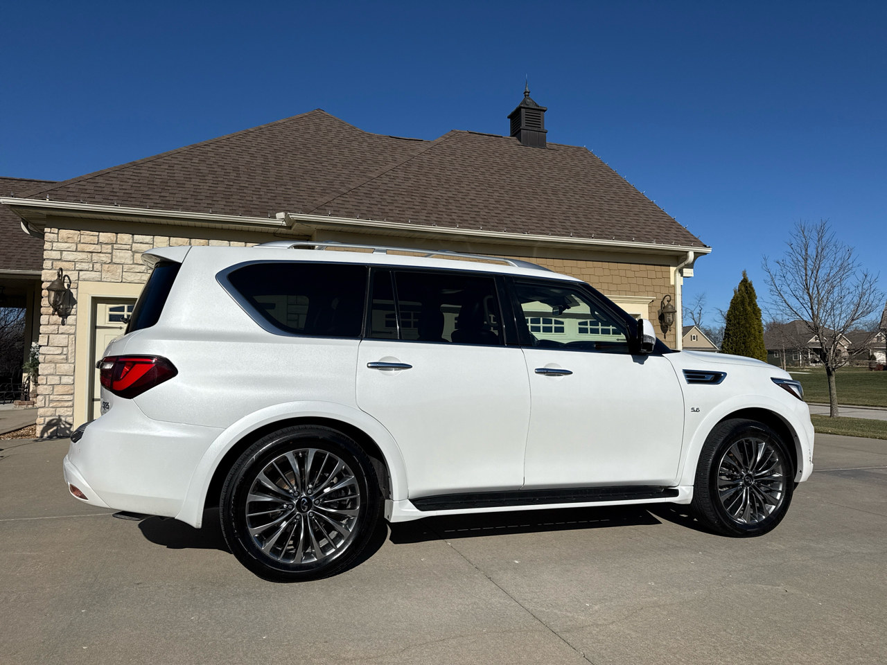 Infiniti QX80 LUXE AWD 2019