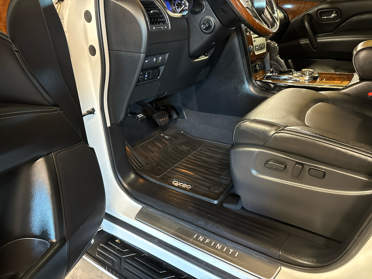 Infiniti QX80 LUXE AWD 2019