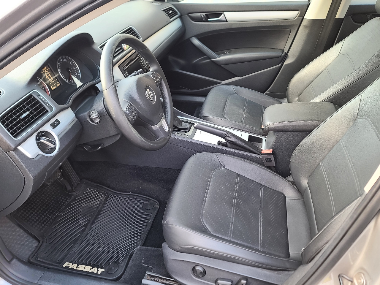 Volkswagen Passat 2.5L SE MT 2012