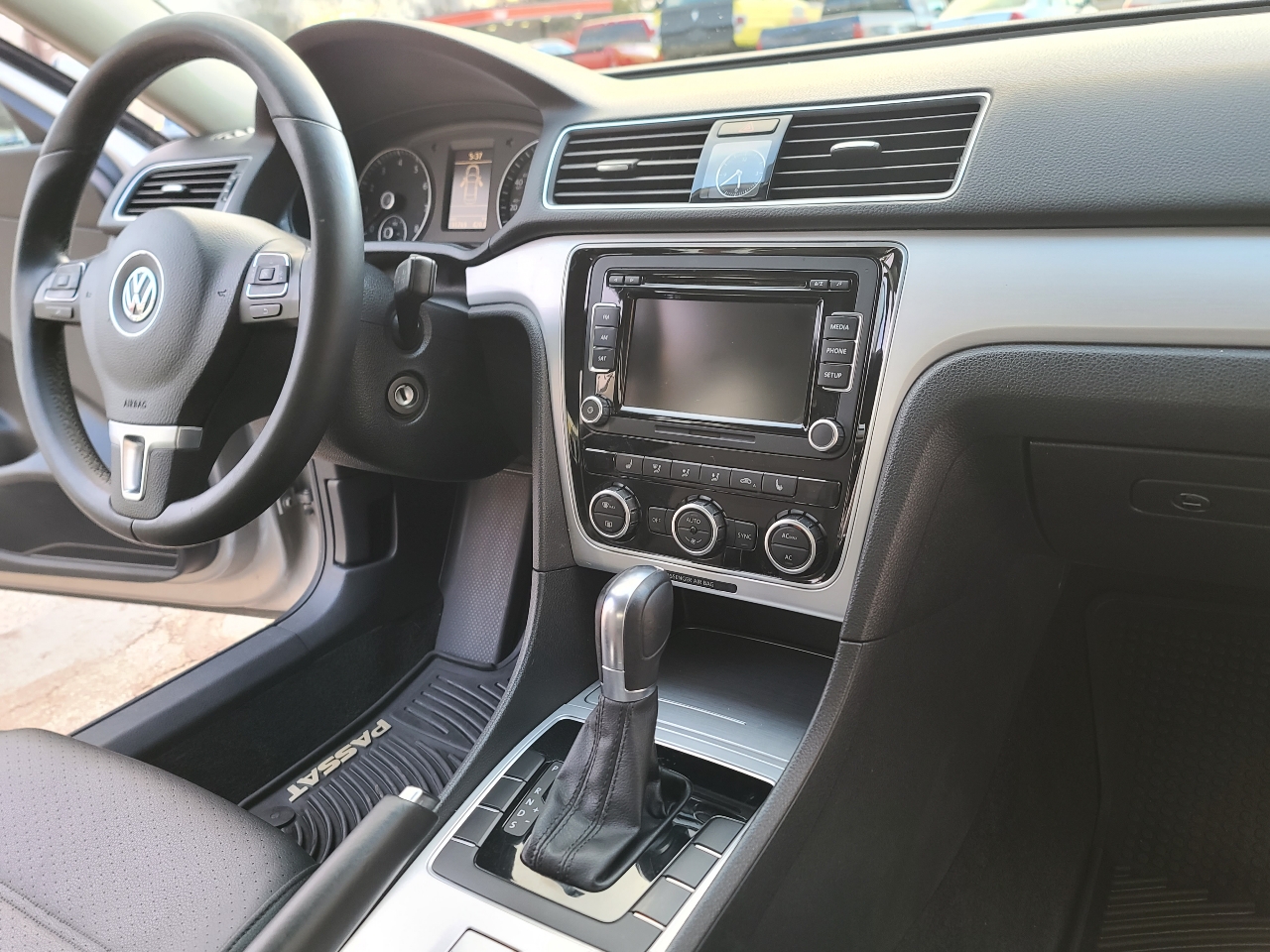 Volkswagen Passat 2.5L SE MT 2012