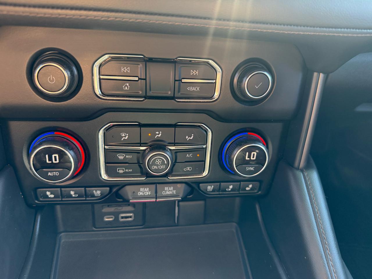 Chevrolet Suburban  2021