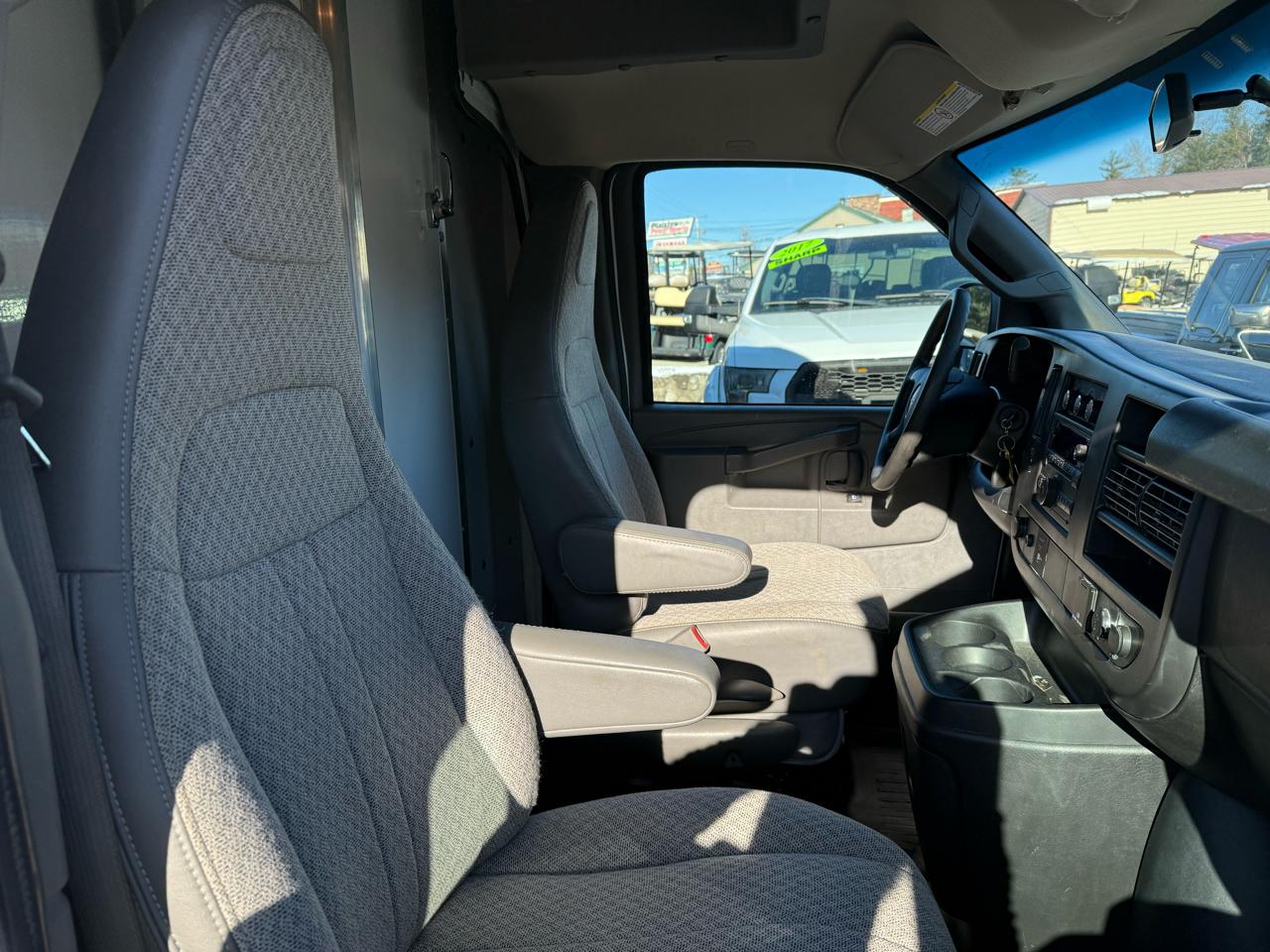 GMC Savana Commercial Cutaway  2016