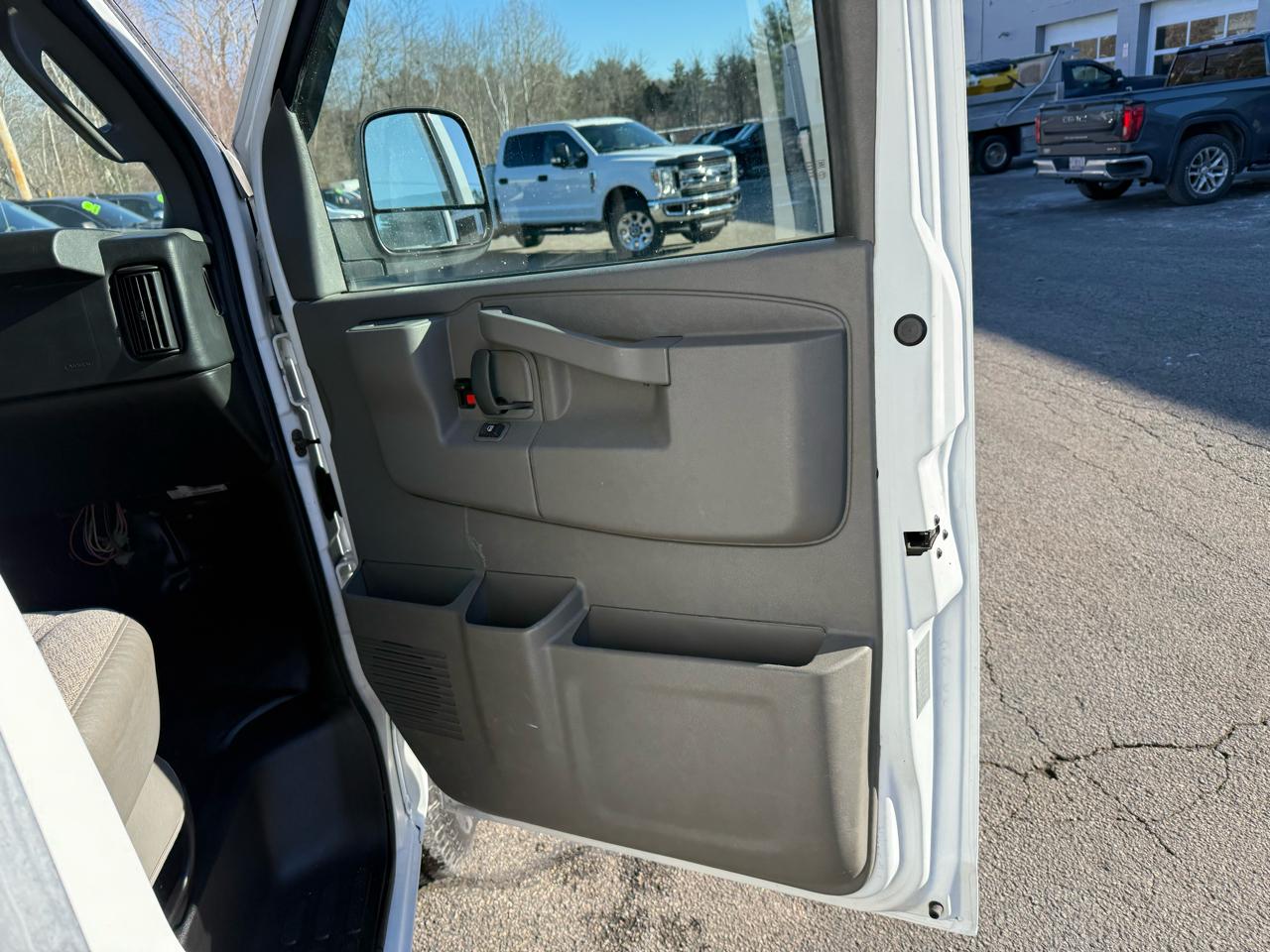 GMC Savana Commercial Cutaway  2016