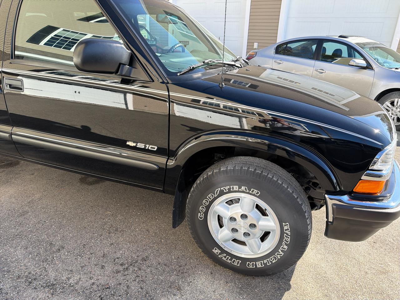 Chevrolet S-10 Crew Cab 123" WB 4WD LS 2001