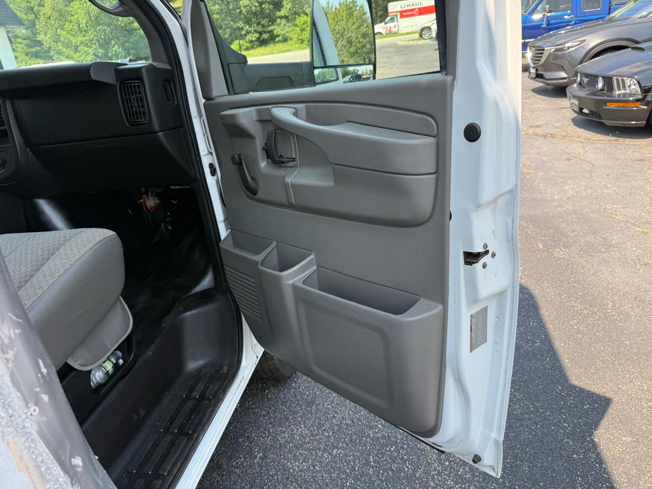 Chevrolet Express Commercial Cutaway 3500 Van 159" 2015
