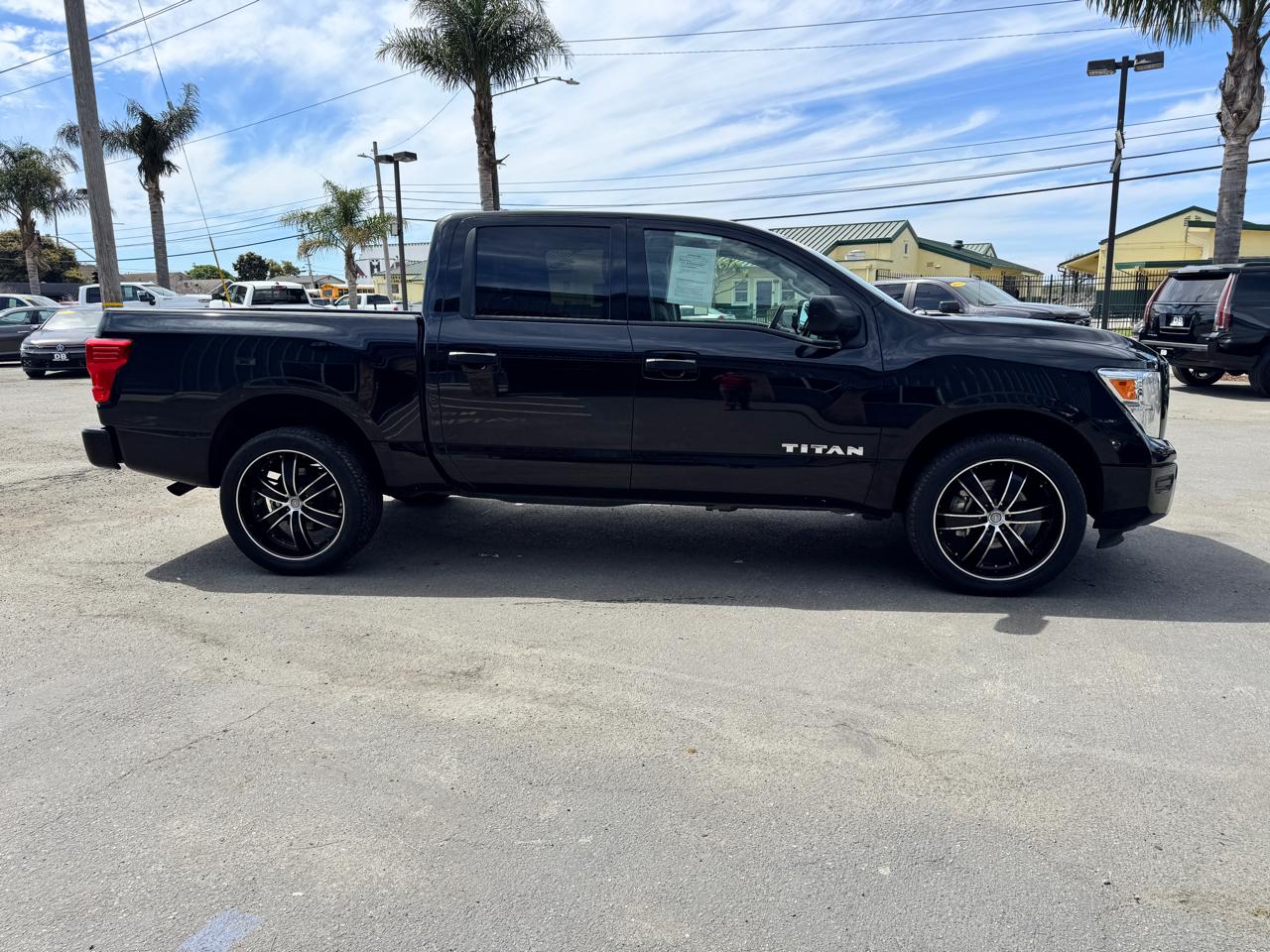 Nissan Titan 4x4 Crew Cab SV 2023