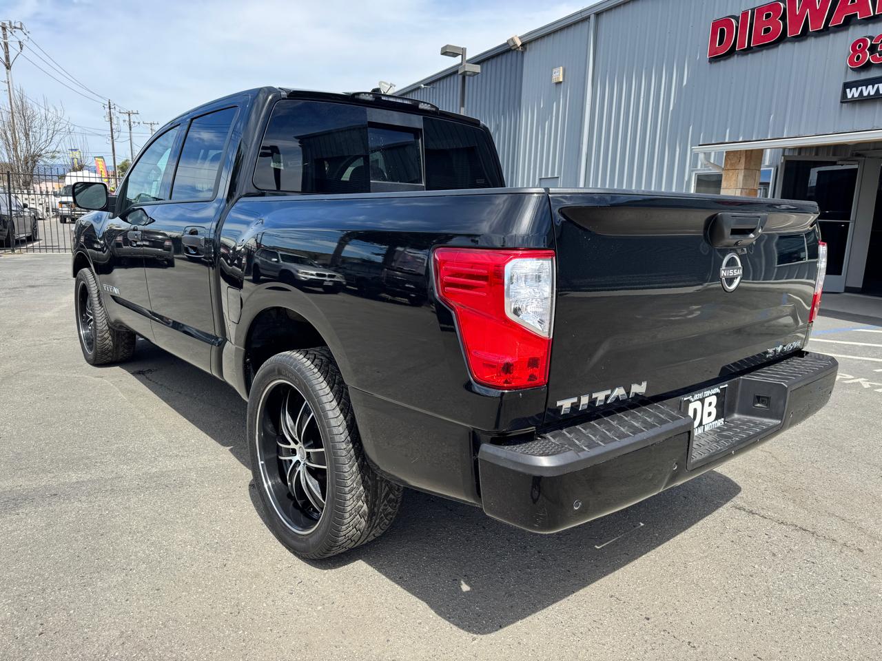 Nissan Titan 4x4 Crew Cab SV 2023