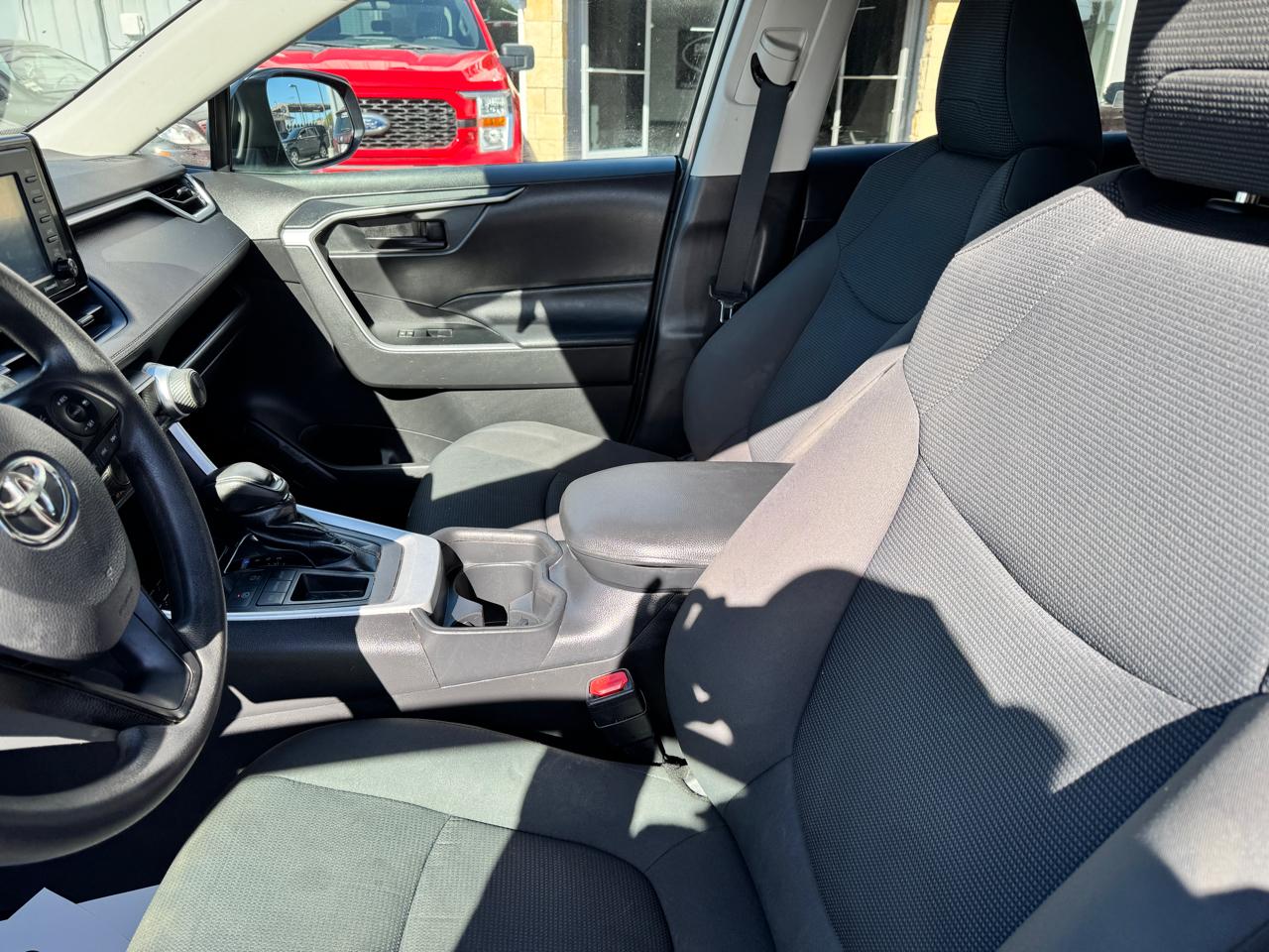 Toyota RAV4 LE FWD (Natl) 2020