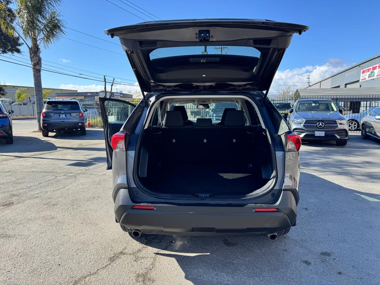 Toyota RAV4 LE FWD (Natl) 2020