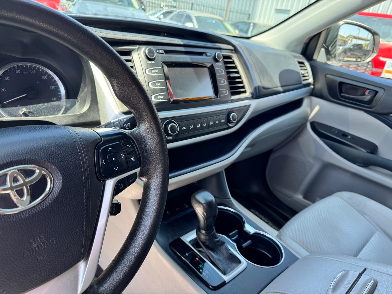 Toyota Highlander LE V6 AWD (Natl) 2019