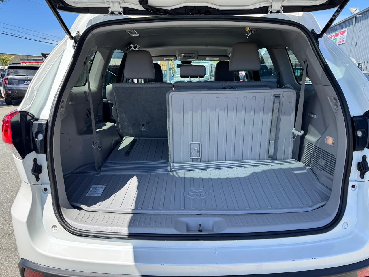 Toyota Highlander LE V6 AWD (Natl) 2019