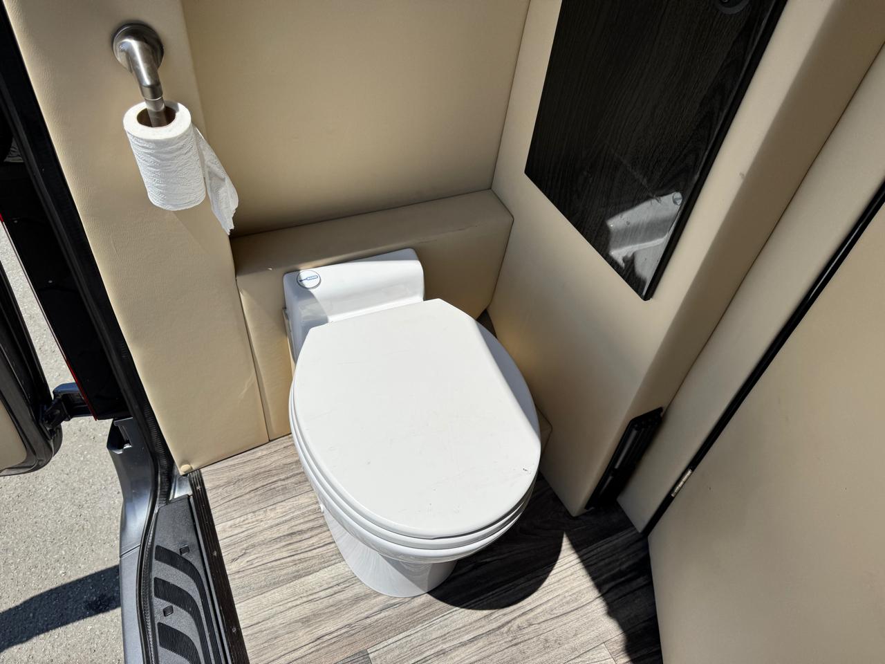 Mercedes-Benz Sprinter Cargo Van 2500 Standard Roof V6 144" 4WD 2020