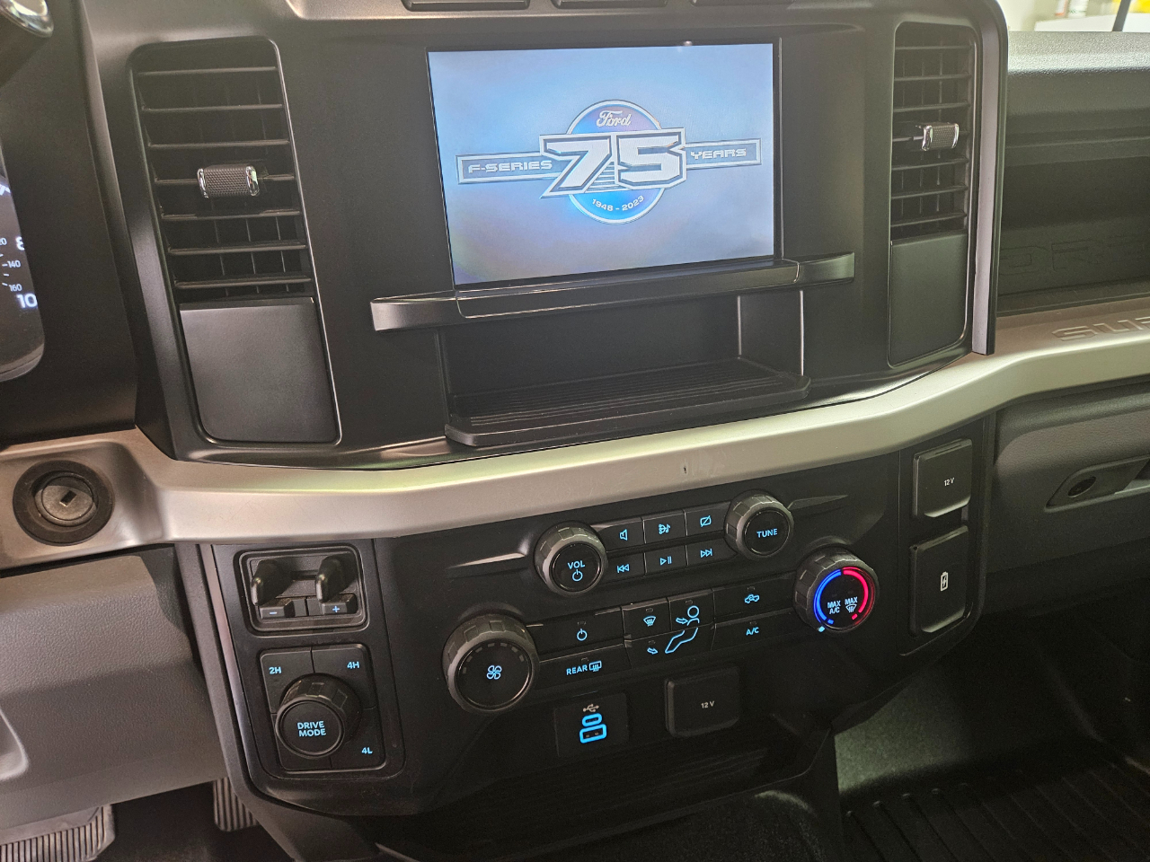 Ford Super Duty F-350 DRW XL 4WD Crew Cab 179" WB 60" CA 2023 Ford Super Duty F-350 DRW XL 4WD Crew Cab 179" WB 60" CA 2023