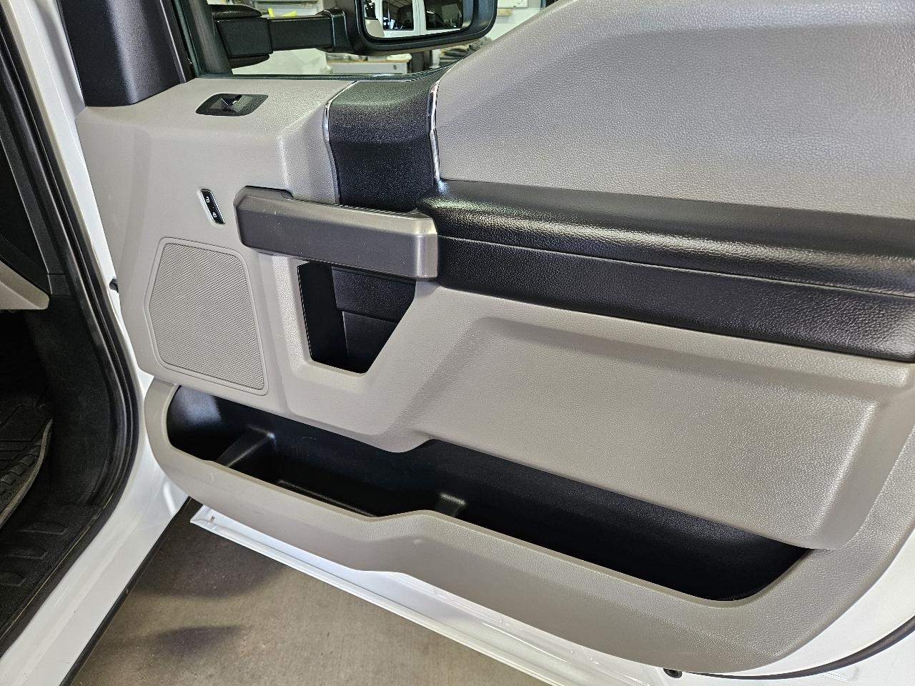 Ford Super Duty F-550 DRW XLT 4WD Crew Cab 203" WB 84" CA 2020