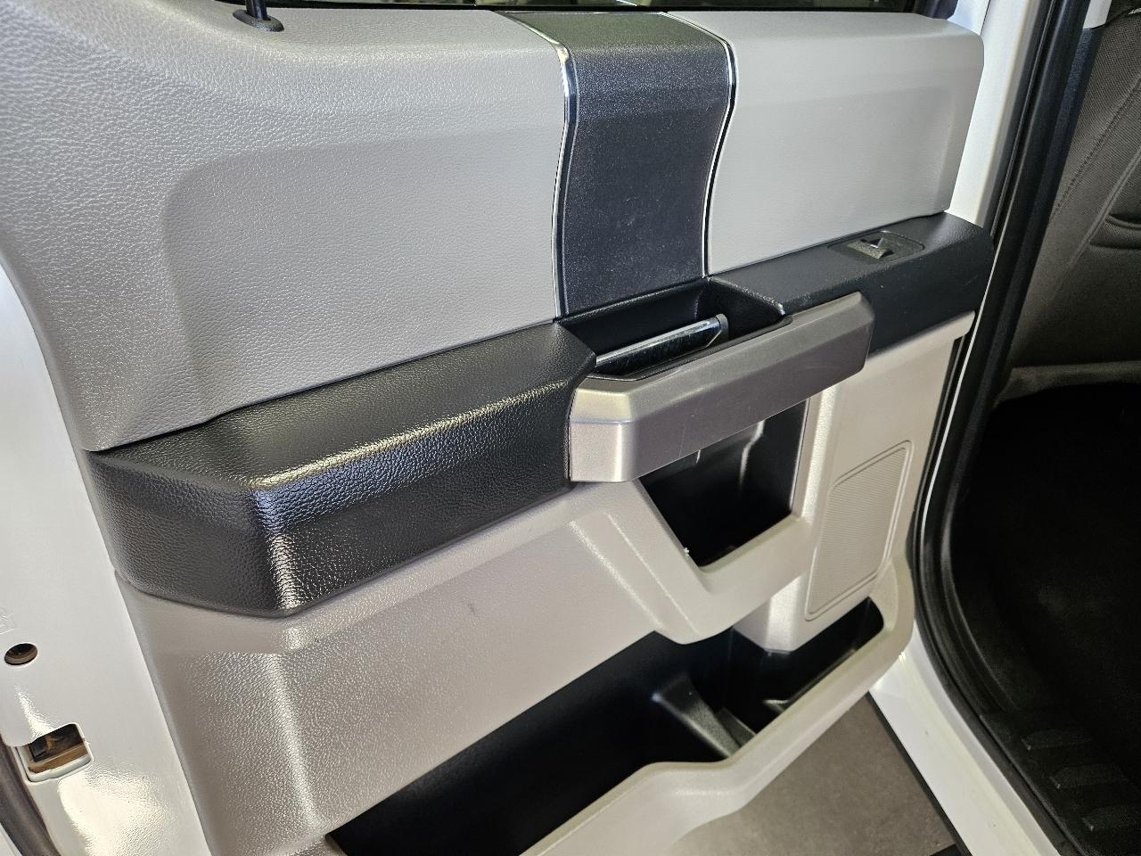 Ford Super Duty F-550 DRW XLT 4WD Crew Cab 203" WB 84" CA 2020