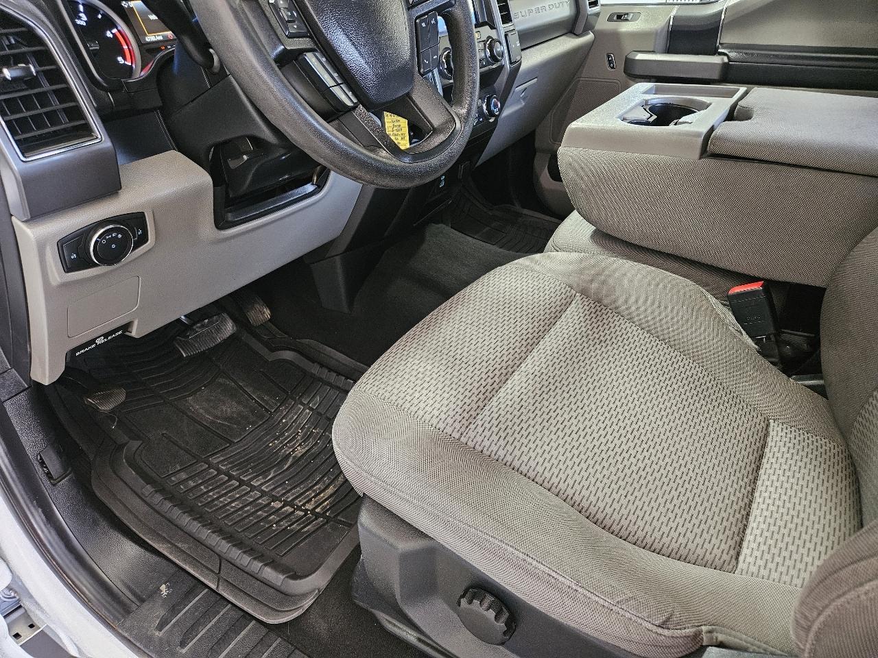 Ford Super Duty F-550 DRW XLT 4WD Crew Cab 203" WB 84" CA 2020