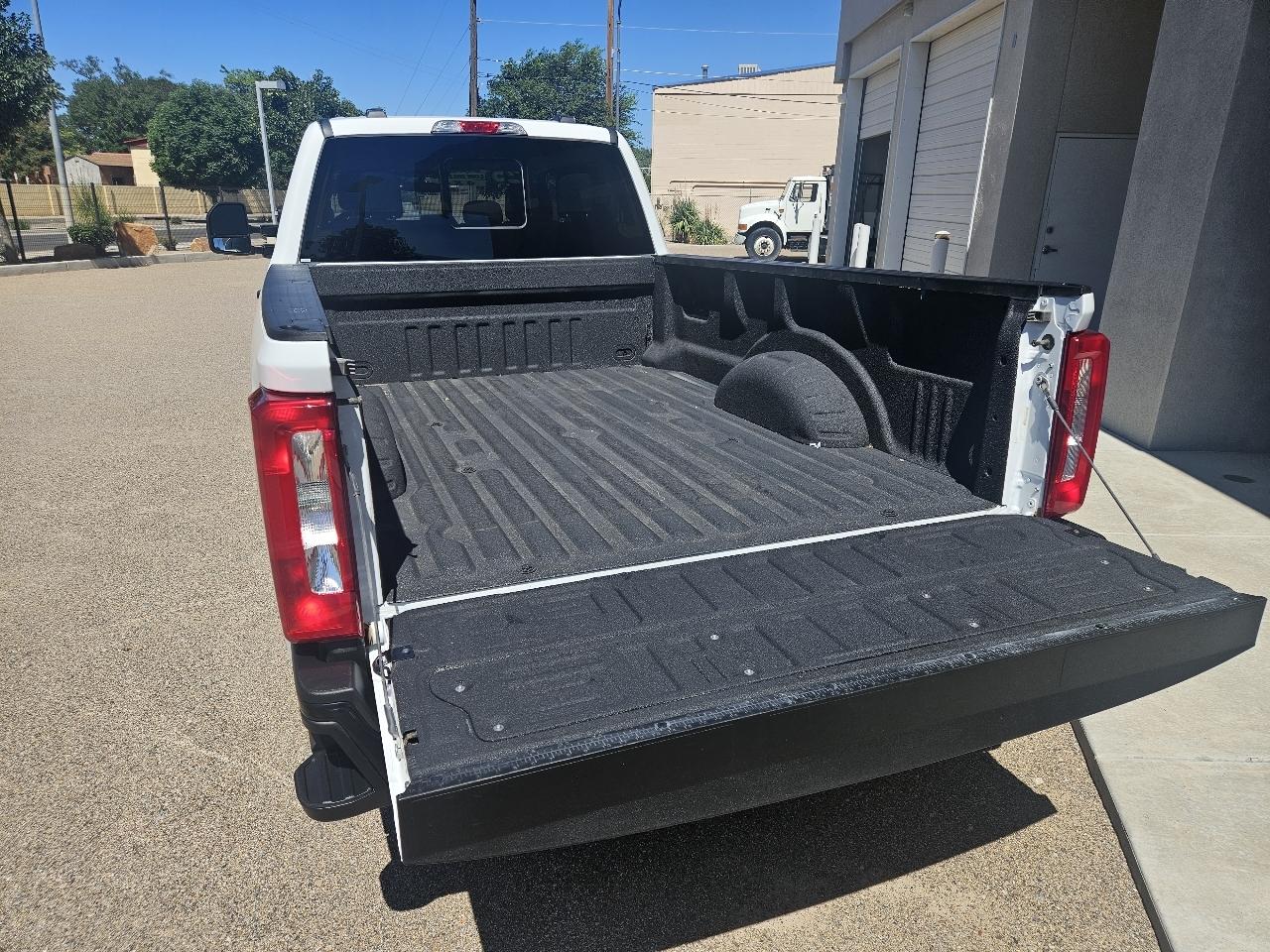 Ford Super Duty F-250 SRW XL 4WD Crew Cab 8' Box 2025