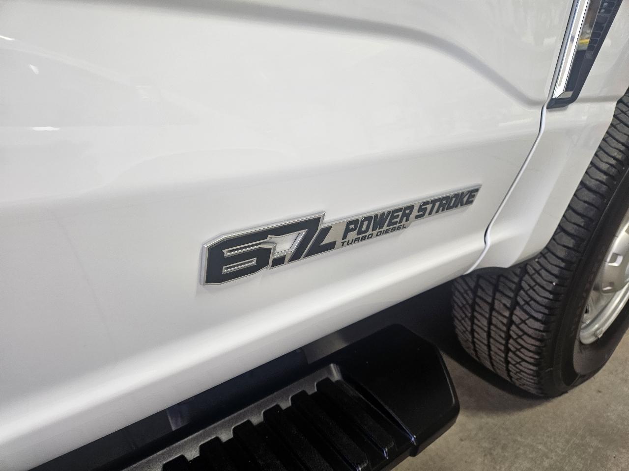 Ford Super Duty F-250 SRW XL 4WD Crew Cab 8' Box 2025