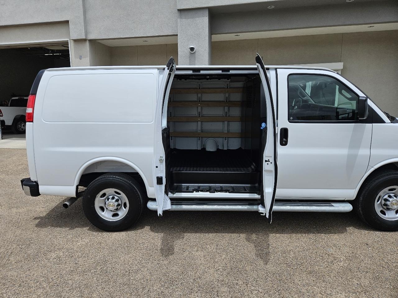 Chevrolet Express Cargo Van RWD 2500 135" 2025