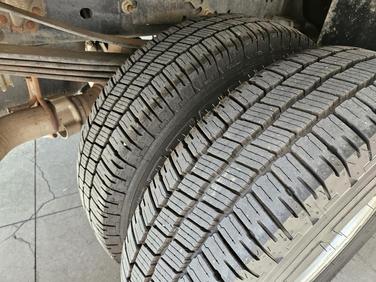 Ford Super Duty F-350 DRW XL 4WD Crew Cab 179" WB 60" CA 2022
