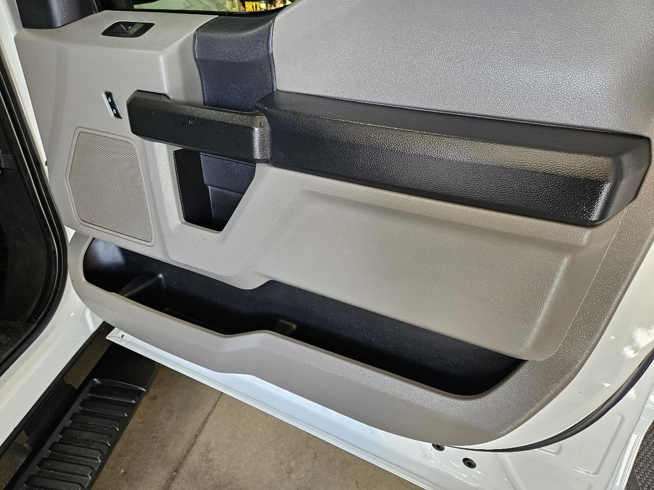 Ford Super Duty F-350 DRW XL 4WD Crew Cab 179" WB 60" CA 2022