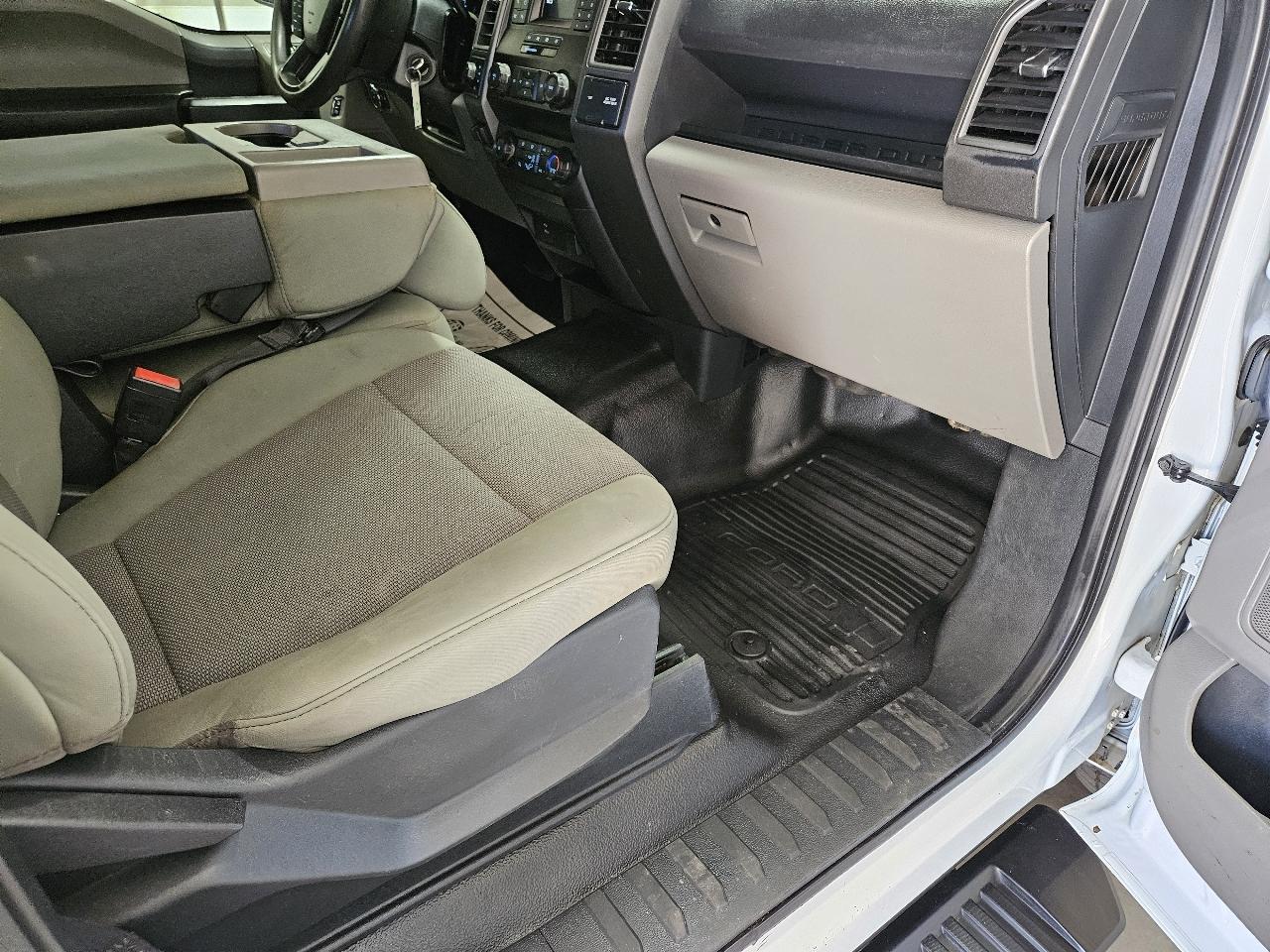 Ford Super Duty F-350 DRW XL 4WD Crew Cab 179" WB 60" CA 2022