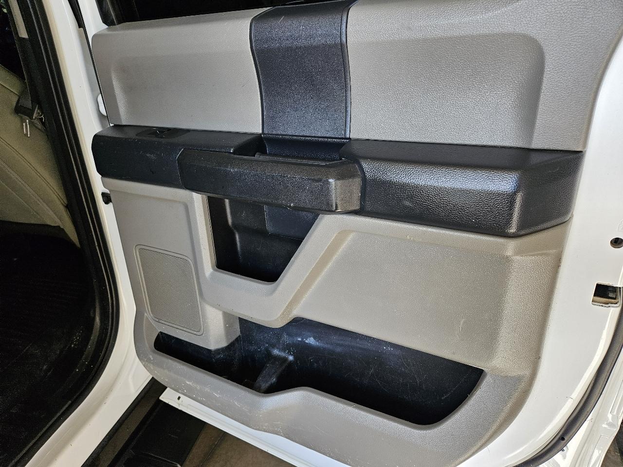 Ford Super Duty F-350 DRW XL 4WD Crew Cab 179" WB 60" CA 2022