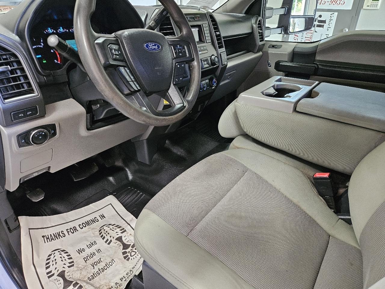 Ford Super Duty F-350 DRW XL 4WD Crew Cab 179" WB 60" CA 2022