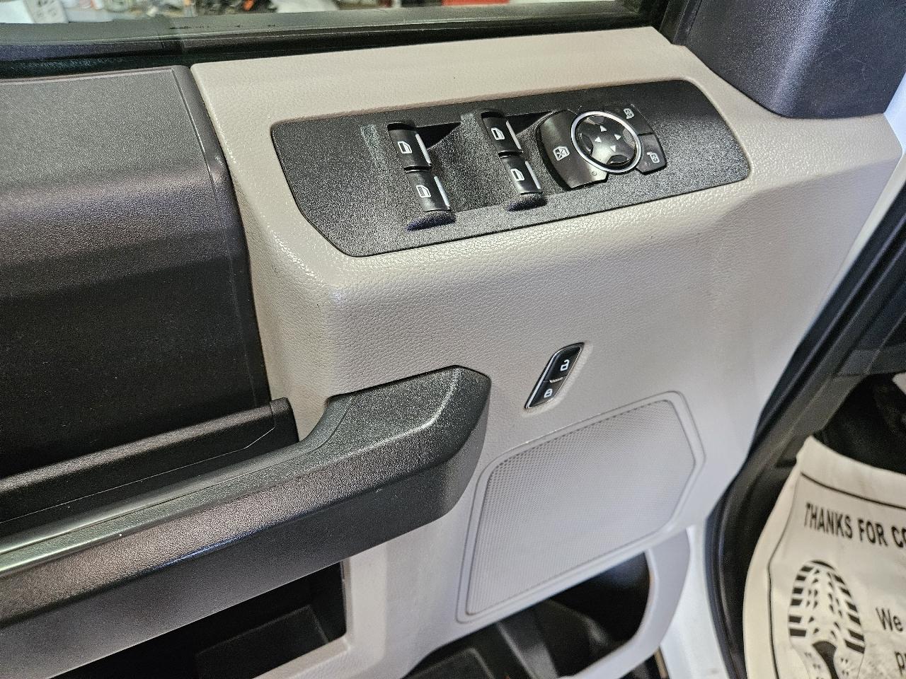 Ford Super Duty F-350 DRW XL 4WD Crew Cab 179" WB 60" CA 2022